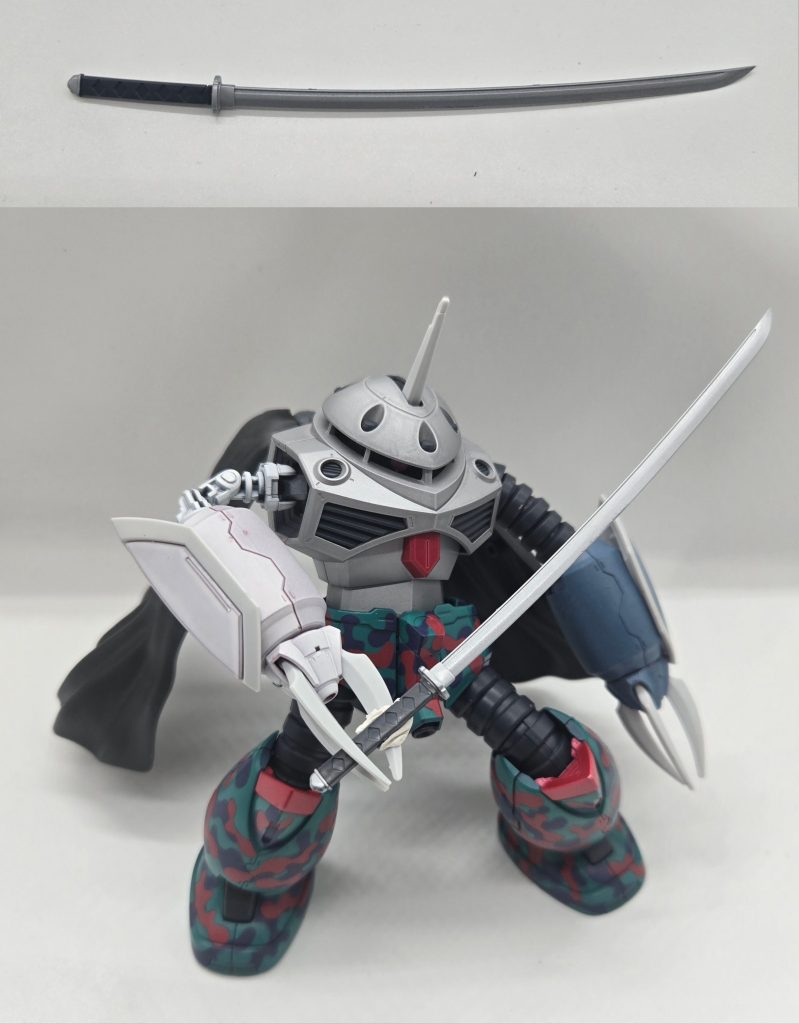 武器は2種類用意しました。クローだから持ちにくいと後から気付きました…画像ではひっつき虫で何とか持たせています。太刀。ジャスティスの、さやか固有武器風の刀剣と対になるよう、なるべくシンプルにしたかったためコトブキヤのパーツの刀身をシルバーに塗っただけです。