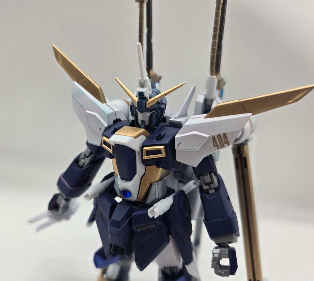 上半身。ヘルメットは、さやかの髪のイメージで塗装しています。本当は顔半分を包帯で覆いたかったのですが技術がないためオミットしました。物語後半のさやか風ということに。胸部はさやかの胸アーマー風、肩はマントを羽織っているイメージで塗装しました。劇中で印象的な「404」を機体番号風にデカールで貼ってみました。腹部にはソウルジェムをイメージしたラインストーンを取り付けています。