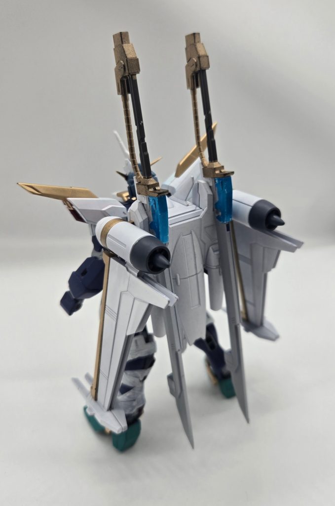 バックパック。マントをイメージして白と金で塗装しています。基本的に通常時はウイングを展開せず、後述の強化モード時のみ展開する想定です。砲塔を外すとたまたま武器の対艦刀が上手く挟まる事に気づいたため、そのままマウントという設定にしました。