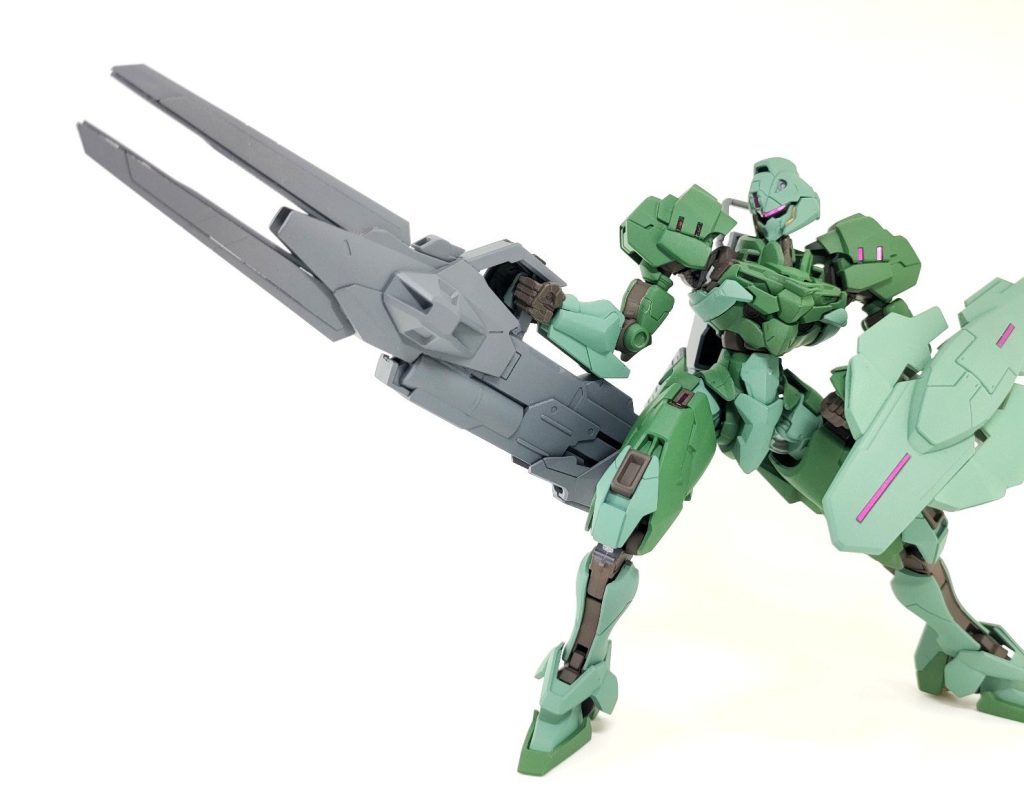 右手には大型のビームキャノンを装備しています。モビルスーツや戦艦、デリング・レンブランを撃ち抜きます。
