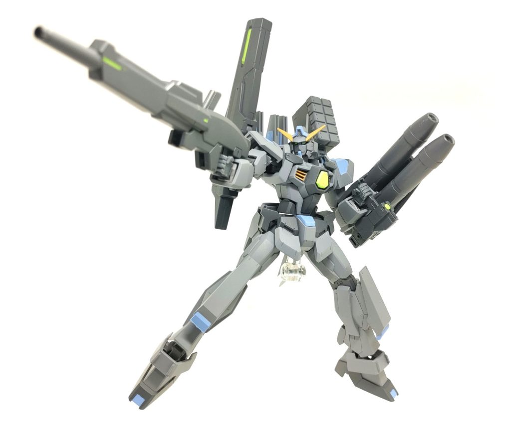 右腕にはロングドッズライフル。ビームスプレーガンⅢBの強化プランとして開発されていたものを、ドッズライフルの機能を持たせて転用したものです。そこそこ強いです。&nbsp;