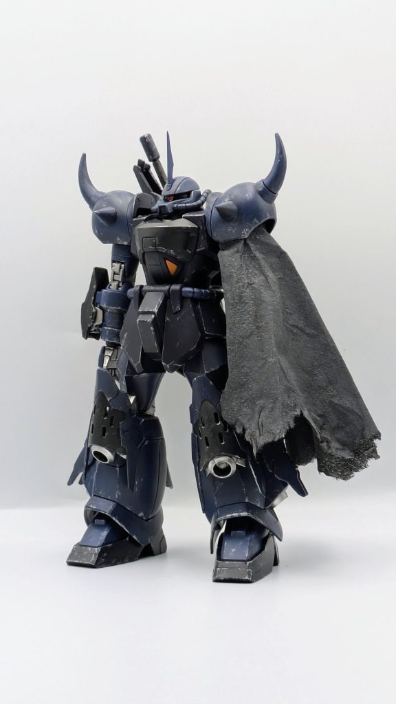 初代グフが一目で白兵戦機と解るデザインなので、自分なりに初代グフの特徴を踏襲しつつ、ケレン味増々の改造を施しています。