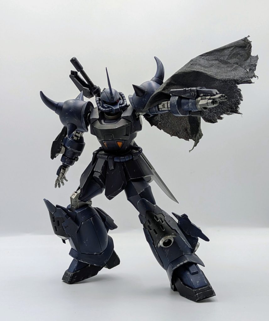 初代グフにあやかって左手をあえて指マシンガンに。ヒートロッド発射口をマガジン挿入口に改造してあり、マガジンは腰部の予備ともども取り外せます。