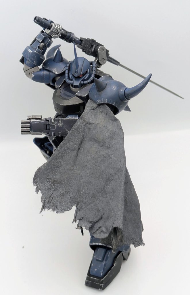 鞘のサブアームのおかげで、抜刀の際に手が回せる位置に柄を寄せられるようになっています。