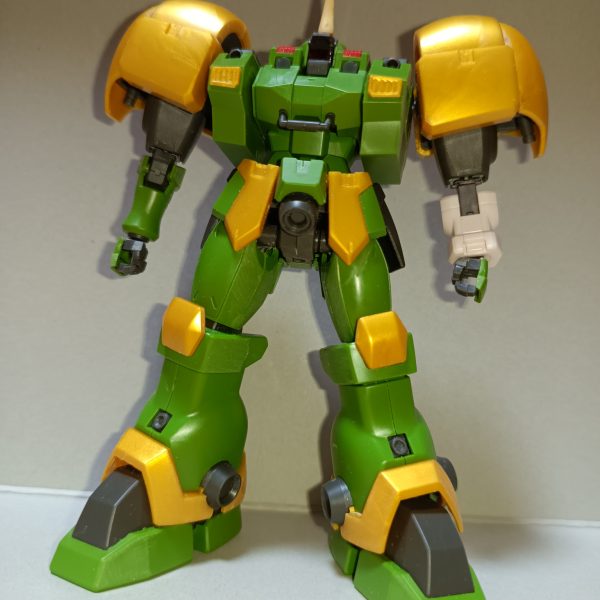 ログインできなくなったので新しくアカウント作りました。急にログアウトされるとどれでログインしていたか分からなくなってしまう…!新生して記念すべき第1弾はプレバンでいつも買える限定キットレオン。Theパワー系って感じで好みなんですが、不満点が前腕!リーオーのものを使っているから細い!全身パンプアップしているのに何故に前腕はリーオー!!というのを思ってプレバンを眺めていたら、こちらもいつでも買えるヴァイエイト&メリクリウスのシュイヴァン。たしかリーオーと大体の規格が同じだったような?ならばこのカクカクのふとましい前腕を移植したい!ということで朝6時からちょこちょこやっておりました。しかしCジョイントはハマっても肘関節の幅が合わない!継ぎ接ぎして移植完了。もともとプリプリしている大腿部もスラスターつけたいということでメリクリのやつをポン付け…できない!継ぎ接ぎして移植。関節部の隙間が目立ったので、レオン、メリクリ両方の膝の装甲をいい感じに調整。現状に至りました。実は両キットとも前組んだことがあるので容赦なく切り貼りしています。あとは頭部デザインを変更したいなという所。(3枚目)