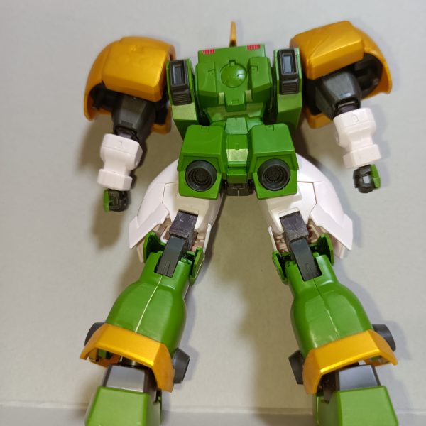 ログインできなくなったので新しくアカウント作りました。急にログアウトされるとどれでログインしていたか分からなくなってしまう…!新生して記念すべき第1弾はプレバンでいつも買える限定キットレオン。Theパワー系って感じで好みなんですが、不満点が前腕!リーオーのものを使っているから細い!全身パンプアップしているのに何故に前腕はリーオー!!というのを思ってプレバンを眺めていたら、こちらもいつでも買えるヴァイエイト&メリクリウスのシュイヴァン。たしかリーオーと大体の規格が同じだったような?ならばこのカクカクのふとましい前腕を移植したい!ということで朝6時からちょこちょこやっておりました。しかしCジョイントはハマっても肘関節の幅が合わない!継ぎ接ぎして移植完了。もともとプリプリしている大腿部もスラスターつけたいということでメリクリのやつをポン付け…できない!継ぎ接ぎして移植。関節部の隙間が目立ったので、レオン、メリクリ両方の膝の装甲をいい感じに調整。現状に至りました。実は両キットとも前組んだことがあるので容赦なく切り貼りしています。あとは頭部デザインを変更したいなという所。(2枚目)