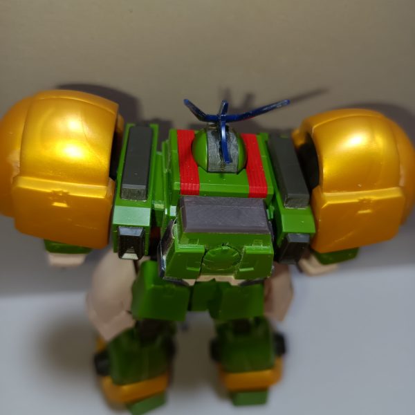 バックパック暫定で完成しました。削りこんだあと、目立った隙間をランナータグで隠しました。横に太くなったレオンが、後方にも太くなっていい感じです。機体名ですが、リーオー(獅子座)の改修機であるレオン+ビルゴ(乙女座)の原形となるメリクリウスということで、ライオンと美女(LION+Belle)でライオベル。そしてこのバックパックをドロシーユニットと命名しました。ライオン、ドロシーといえばオズの魔法使い。これをモチーフにすることにしました。ブリキの木こりとカカシをシュイヴァンの武器類で作成中です。（2枚目）