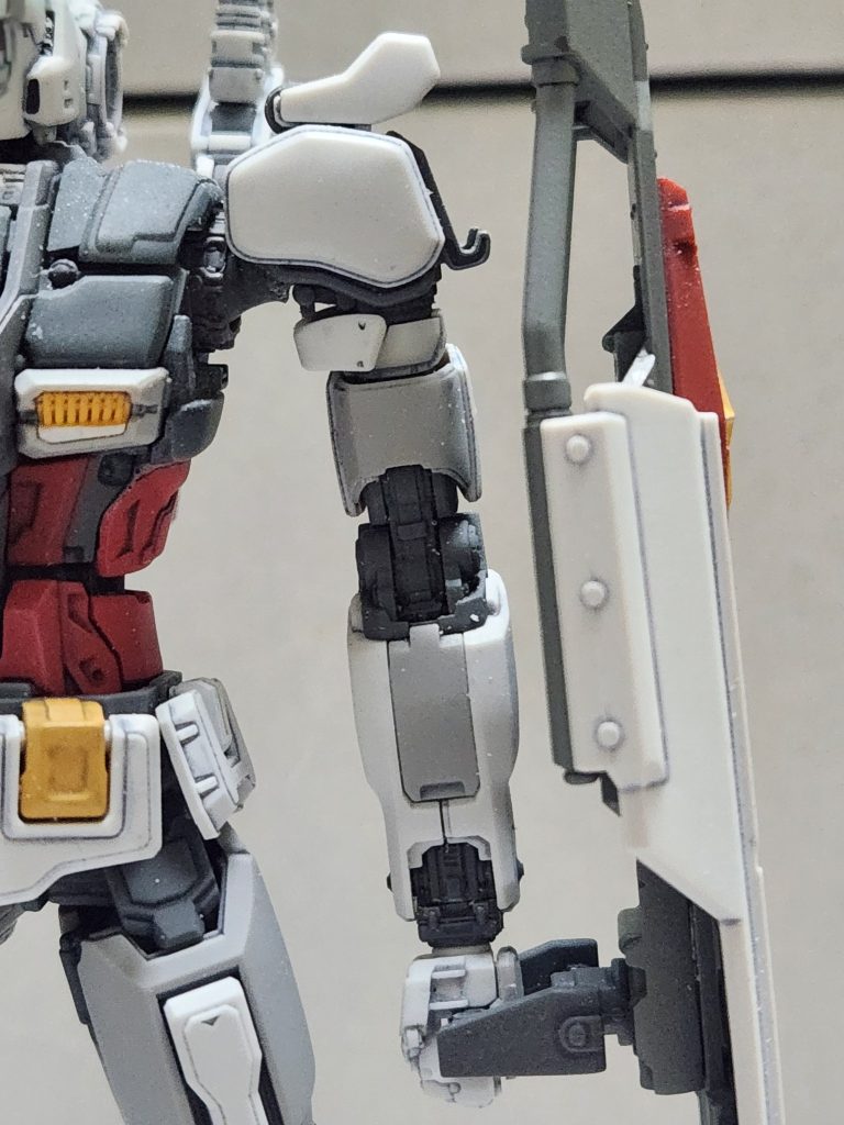 上腕部の干渉する部分を削り、白いパーツとグレーのパーツの隙間を減らしています。手首のパーツも一度切断し短くしています。