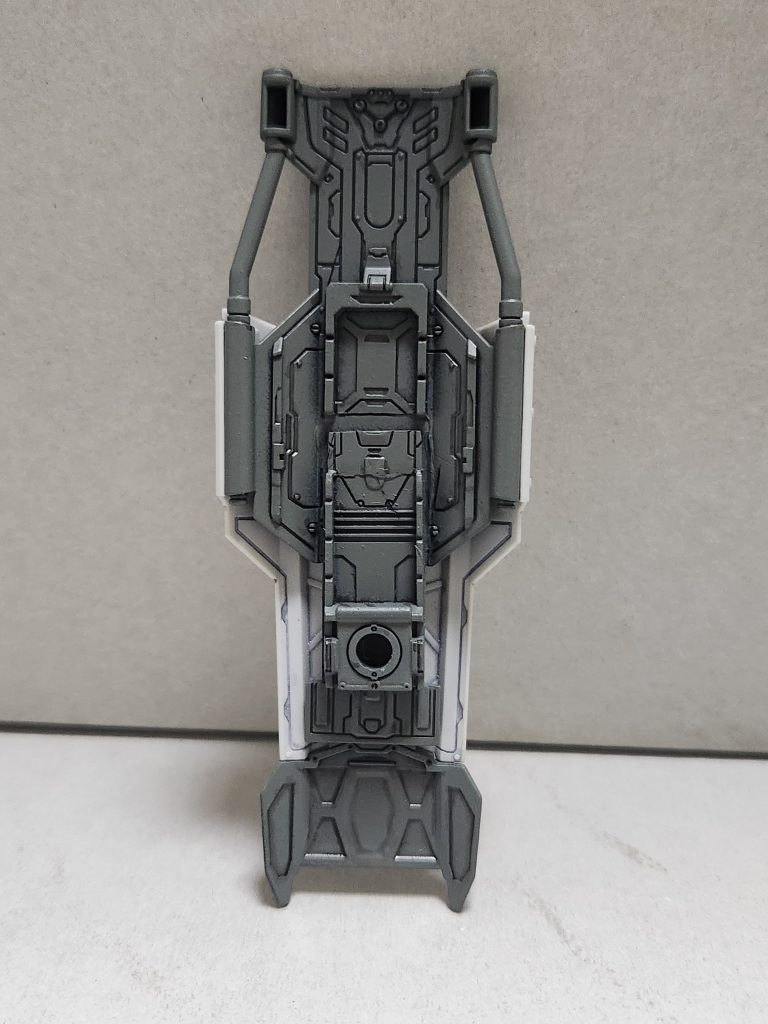 EXのシールドは陸戦型ガンダムのように打突武器として使えるようにかなり下の方で持っています。シールドの持ち手接続部を切り取り上下逆さまにすることで、従来のガンダムと同じような位置でシールドを持てるようにしています。