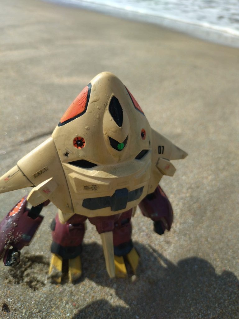コレクションシリーズは、稼働域が終わっているので、腕と足の関節を稼働出来るようにしています。一応全塗装してある固体なので、塗装にどう影響するか分からないので、家に着いたら水道水で洗浄して、しっかりと乾燥させました。