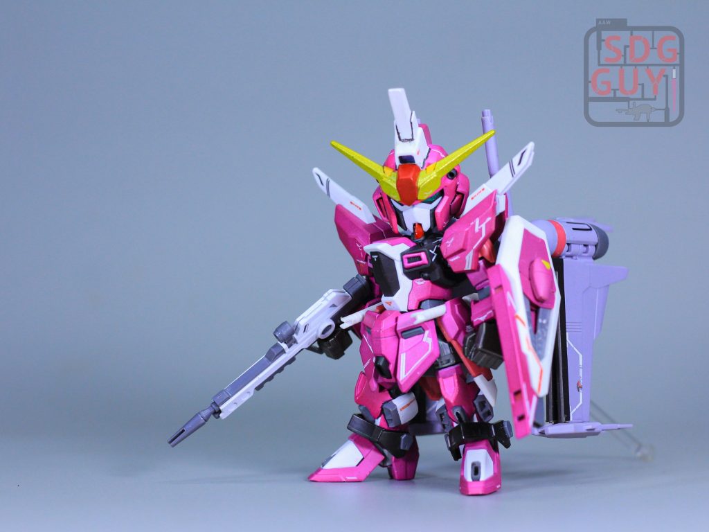 To get this pose I cut off the wings in part so that it can stand up naturally (although I had to add an additional standbase to support the backpack