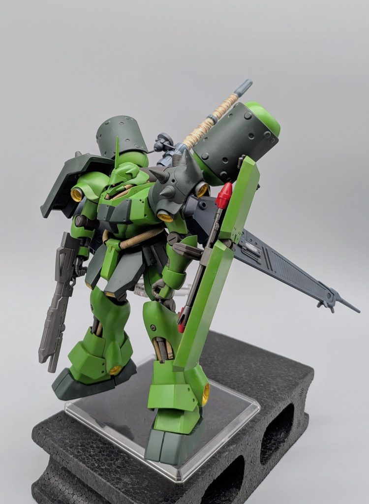 後ろ向きにランゲブルーノ砲を担ぐ設定画のポージング