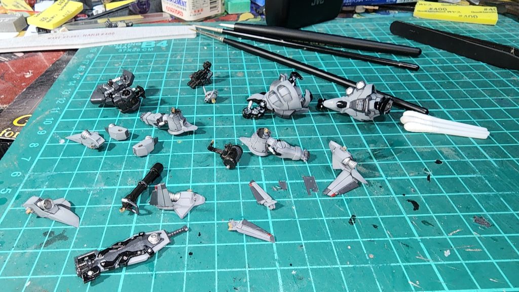 サフ→黒で下地→明るめグレー&メタルブラック(主に武器部分)→(以降筆)暗めグレー→銀&赤→黒の順番で、相も変わらず後先考えずにノリで作業しています。