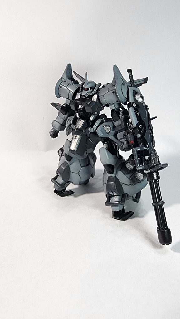 そういえば子どもの頃に1/144のこの機体買ってもらって作ったことあったなぁ…と懐かしい気持ちになりました。
