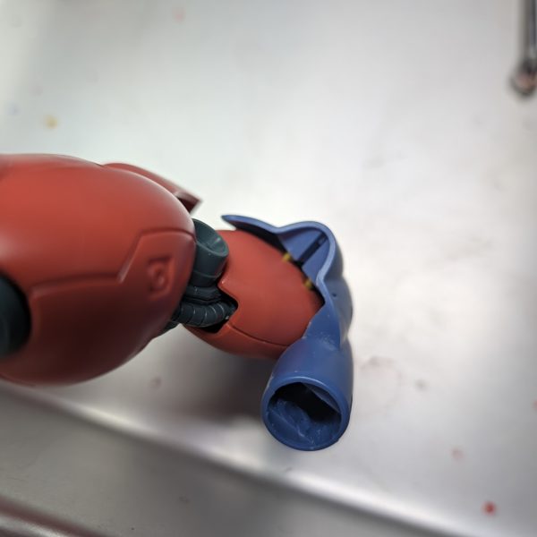 ケンプの肩アーマーと腿アーマーの裏をリューターでゴリゴリ削り、真鍮線で軸打ちしてガーベラの腿に装着ガーベラの肩アーマーの後ろ側を短く整えましたやっぱりスラスター増々は最高&nbsp;&nbsp;（4枚目）