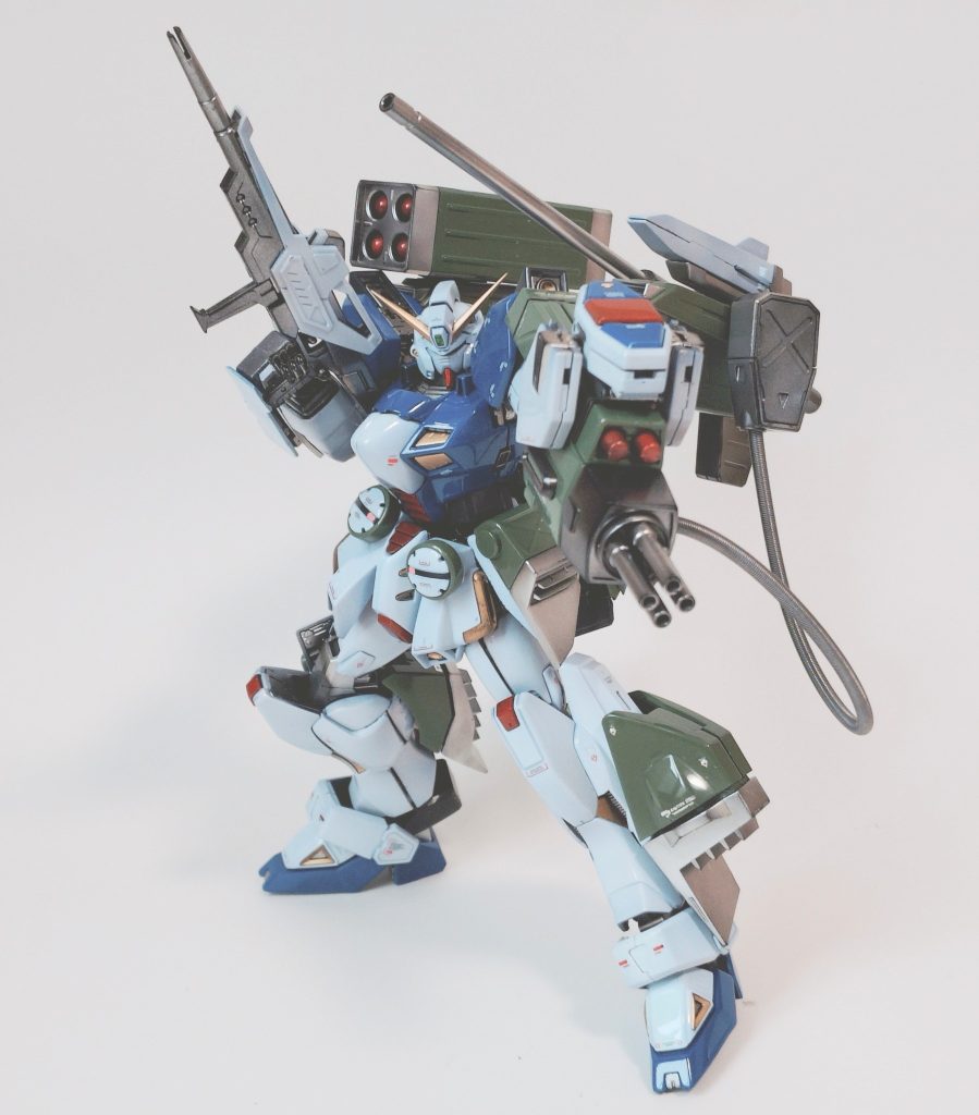 F90のミッションパックやっぱり楽しいですね。特に足し算ばっかりだとまとまりが悪くなるので引き算も考えないとカッコよくならないのが面白いですね。今回はSタイプ同様、肩には装備はつけてません。剥き出しのミッションパック接続部も結構好きです。