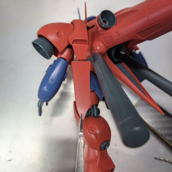 ケンプの肩アーマーと腿アーマーの裏をリューターでゴリゴリ削り、真鍮線で軸打ちしてガーベラの腿に装着ガーベラの肩アーマーの後ろ側を短く整えましたやっぱりスラスター増々は最高&nbsp;&nbsp;（6枚目）
