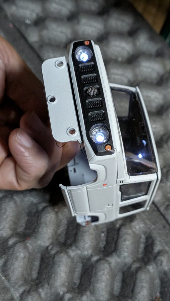 いつもお世話になってるキャンプ場のお客様にプレゼントするため、その人が乗ってるジムニーシエラ作ってます。飼い犬のわんこもパテで作って助手席に乗せようと思います😊（2枚目）