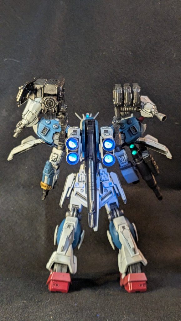 後ろ姿はこんな感じです。バックパックの配色はGP01フルバーニアンを参考にしています。