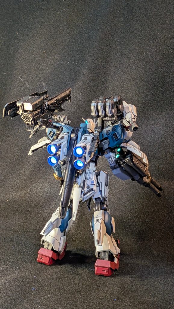 バーニアは蛍光塗料とUVレジンを使って光るようにしてます(gundam-kao6)いまにも飛び立ちそうな光り具合。実際に肉眼でもこの様に見えます😊✨