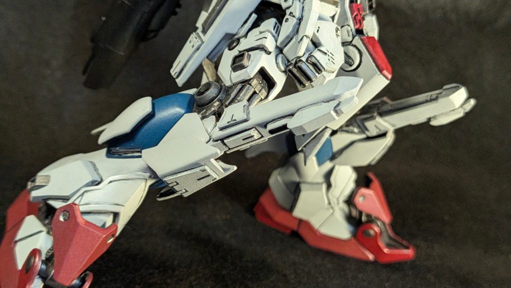 今回工作に苦労したこだわりポイントはこの膝のトンガリ棒。νガンダムの内部メカディテールを出来るだけ活かしつつ、Sガンダムの尖り膝を取り入れつつ、尖り膝が可動する様にポリキャップを仕込みました💦💦切削、パテ埋め、プラ板工作で頑張って付け、干渉してればまたやり直しを何度も繰り返してました(gundam-kao4)