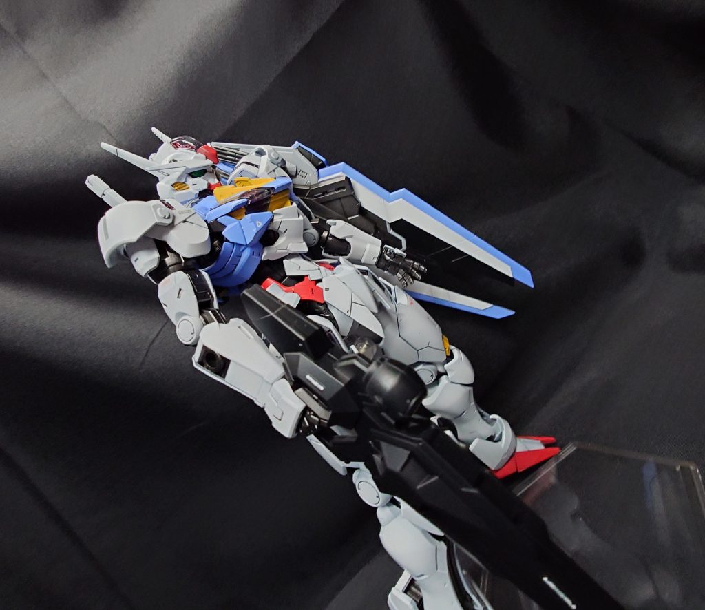 FMガンダムエアリアルを全塗装で製作しました。淡いブルーの調色とパーメットスコア6の再現という挑戦がありましたが、狙った表現ができて満足です。たまには1/100という大物も良いですね(gundam-kao3)