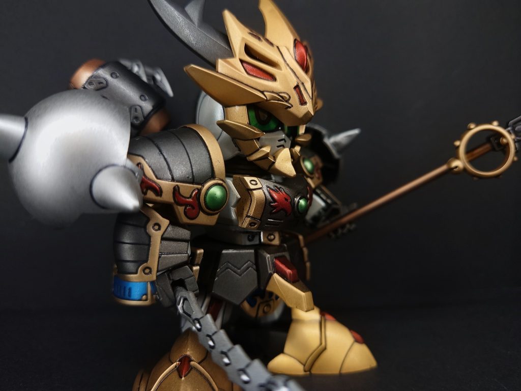作中での概要…許褚ガンダムは、『SDガンダム三国伝外伝 武勇激闘録』に登場する機駕の剛将で、BB戦士シリーズ（No.342）としてプラモデル化されています。&nbsp;決闘で結ばれた侠(おとこ)の絆…故郷の村を守るために盗賊と戦っていた許褚は、黄巾賊と間違われて、討伐に訪れた典韋と一騎打ちをすることになる。これを見ていた曹操は許褚の武勇に感嘆し、彼を自軍へと誘った。こうして曹操軍に参加した許褚は数々の武功を挙げ、さらに一騎打ちで互いの実力を認め合った典韋とは無二の親友となったという。典韋が命がけで曹操を守って死亡した後は、友の意志を受け継いで曹操の護衛に勤めた。撃砕の剛将…曹操軍近衛兵団の筆頭で三璃紗一の怪力と噂される剛将。自慢の鉄球の一撃は、どんな鎧ですら粉々に爆散するという。剛鉄球…許褚の両肩に装備された半鉄球を合体させ、敵に投げつける。烏賊鋼剣…烏賊の足のように自由自在に形を変える異形の剣。※説明書による引用。(pixiv百科辞典には許褚ガンダム単体はありませんでした。)