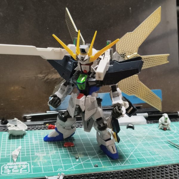 MGSDフリーダムをベースにしてHG1/144と旧1/100をミキシング頭部はフリーダムにプラ板とパテで肩、盾、リフレクターと脚、腕カバーは1/100からサテライトキャノンはHGに1/100の砲身を被せるようにして大型化胴体との接続はフリーダムの基部を移植して無理やりくっつけてます胸とサイドスカート、リアスカートはHG腰につけたサーベルはHGですが持たせるときには1/100ライフルはHGだと小さすぎる為1/100ただ、ジャンクで買った1/100に武器一式が付いてなかった為、自作&nbsp;（3枚目）