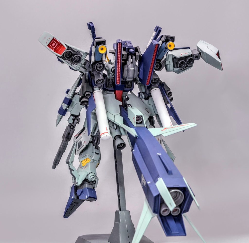 アキレウスの開発とテストは連邦空軍が行っており、連邦宇宙軍からテスト用に保存していたギャプラン用のブースターを借り受けて流用した設定です臀部の大型ブースターの推力による直線推進力で短距離離陸が可能で、プロペラントを使い切った際や戦闘時は排除が可能です