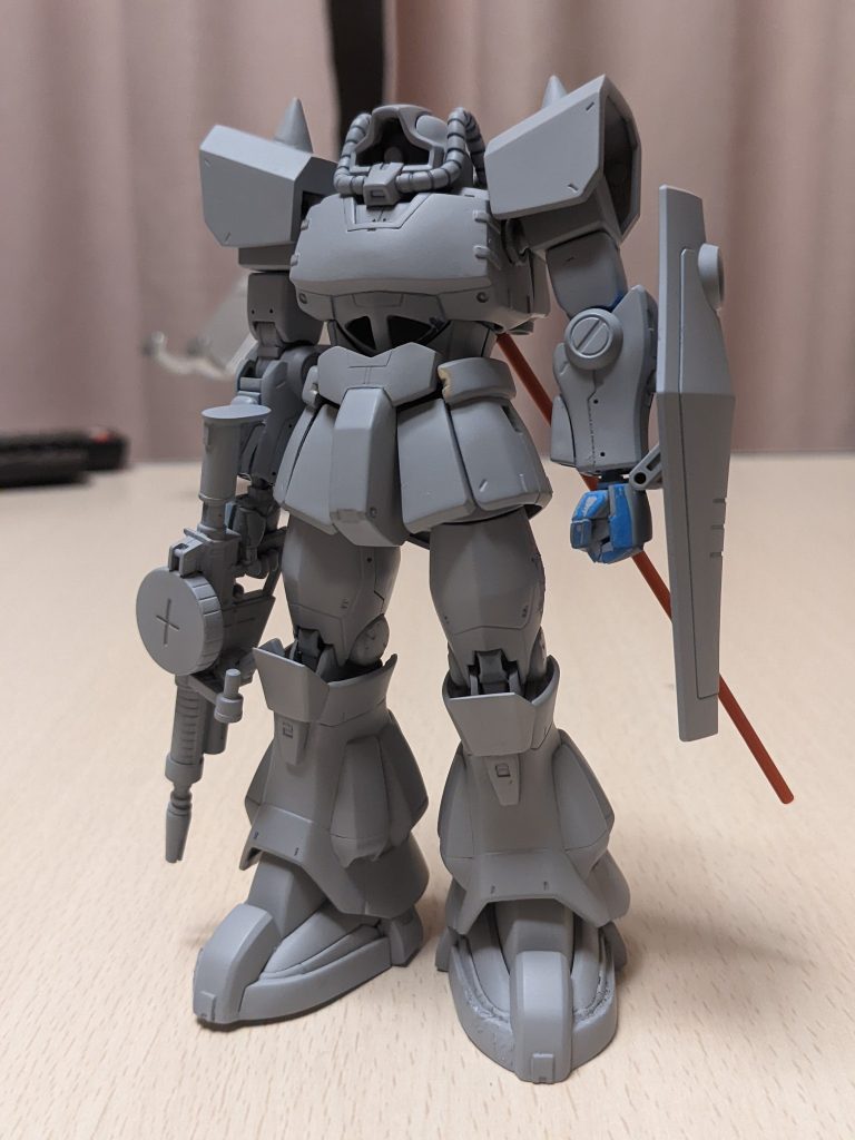 サフ状態の一枚。立ち姿はドムの準備稿をイメージしました。さらに爪先も準備稿のディテールからイメージしてパーツを付けました。