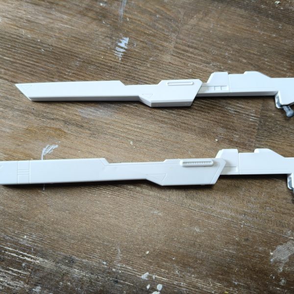 MGSDフリーダムをベースにしてHG1/144と旧1/100をミキシング頭部はフリーダムにプラ板とパテで肩、盾、リフレクターと脚、腕カバーは1/100からサテライトキャノンはHGに1/100の砲身を被せるようにして大型化胴体との接続はフリーダムの基部を移植して無理やりくっつけてます胸とサイドスカート、リアスカートはHG腰につけたサーベルはHGですが持たせるときには1/100ライフルはHGだと小さすぎる為1/100ただ、ジャンクで買った1/100に武器一式が付いてなかった為、自作&nbsp;（4枚目）