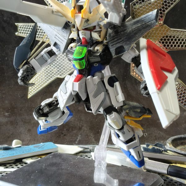 MGSDフリーダムをベースにしてHG1/144と旧1/100をミキシング頭部はフリーダムにプラ板とパテで肩、盾、リフレクターと脚、腕カバーは1/100からサテライトキャノンはHGに1/100の砲身を被せるようにして大型化胴体との接続はフリーダムの基部を移植して無理やりくっつけてます胸とサイドスカート、リアスカートはHG腰につけたサーベルはHGですが持たせるときには1/100ライフルはHGだと小さすぎる為1/100ただ、ジャンクで買った1/100に武器一式が付いてなかった為、自作&nbsp;（5枚目）