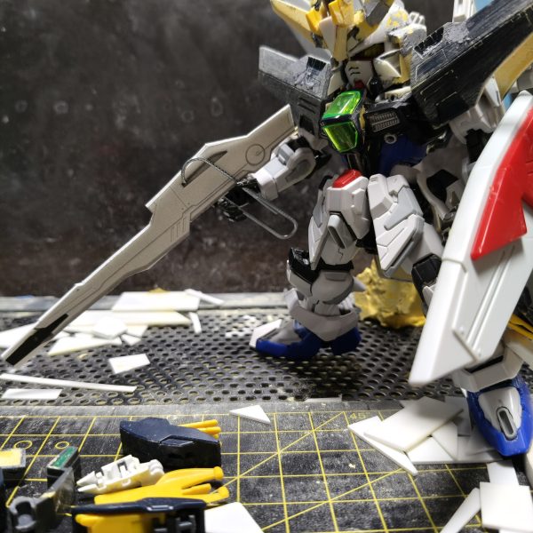 MGSDフリーダムをベースにしてHG1/144と旧1/100をミキシング頭部はフリーダムにプラ板とパテで肩、盾、リフレクターと脚、腕カバーは1/100からサテライトキャノンはHGに1/100の砲身を被せるようにして大型化胴体との接続はフリーダムの基部を移植して無理やりくっつけてます胸とサイドスカート、リアスカートはHG腰につけたサーベルはHGですが持たせるときには1/100ライフルはHGだと小さすぎる為1/100ただ、ジャンクで買った1/100に武器一式が付いてなかった為、自作&nbsp;（7枚目）