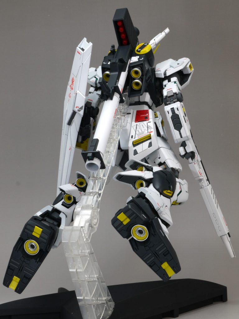 νガンダムと言えば、旧キット1/144を中学生の頃に組んだ記憶があります。ハンドパーツをホワイトメタル製のものに代えて、HWSのシールドをプラ板でスクラッチして持たせました。吉祥寺にあったBe-Jのコンテストか何かで展示してもらったと思います。ショボい仕上がりだったと思いますが、良い思い出です。