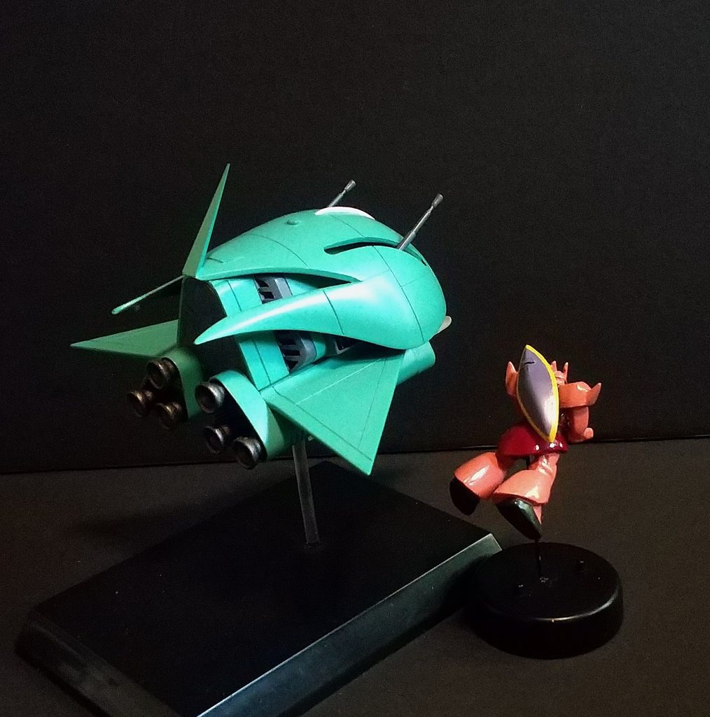 オマケについてるゲルググが小さすぎて作り直してます。キットは使わずミニフィギュアを切り刻んで1/550に調整し飛行ポーズをとらせました。エルメスにシャアのゲルググは欠かせませんね。