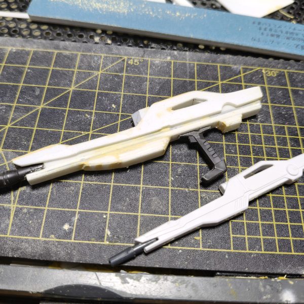 MGSDフリーダムをベースにしてHG1/144と旧1/100をミキシング頭部はフリーダムにプラ板とパテで肩、盾、リフレクターと脚、腕カバーは1/100からサテライトキャノンはHGに1/100の砲身を被せるようにして大型化胴体との接続はフリーダムの基部を移植して無理やりくっつけてます胸とサイドスカート、リアスカートはHG腰につけたサーベルはHGですが持たせるときには1/100ライフルはHGだと小さすぎる為1/100スケールでただ、ジャンクで買った1/100に武器一式が付いてなかった為、自作&nbsp;（6枚目）