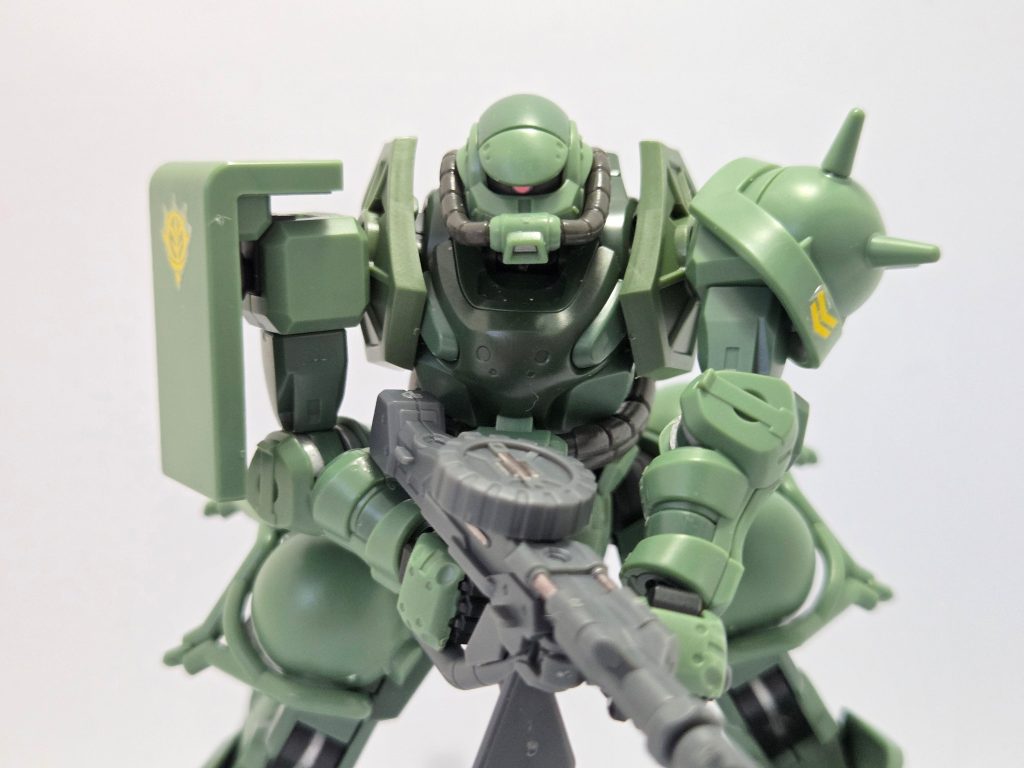 正面。ザクといったらマシンガン両手持ち！お顔も少し小顔気味なのがいいですよねぇー！