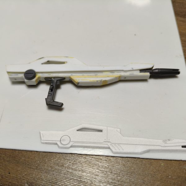 腕と脚カバーを付け、ライフルは前より10％小型化シルエットとしてはこれで完成あとは細かいとこの改造をすれば…！そしてせっかく作ったライフルがもったいなかったので両手持ちかっこいいじゃん（2枚目）