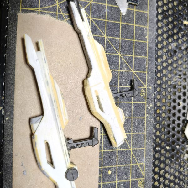 腕と脚カバーを付け、ライフルは前より10％小型化シルエットとしてはこれで完成あとは細かいとこの改造をすれば…！そしてせっかく作ったライフルがもったいなかったので両手持ちかっこいいじゃん（3枚目）