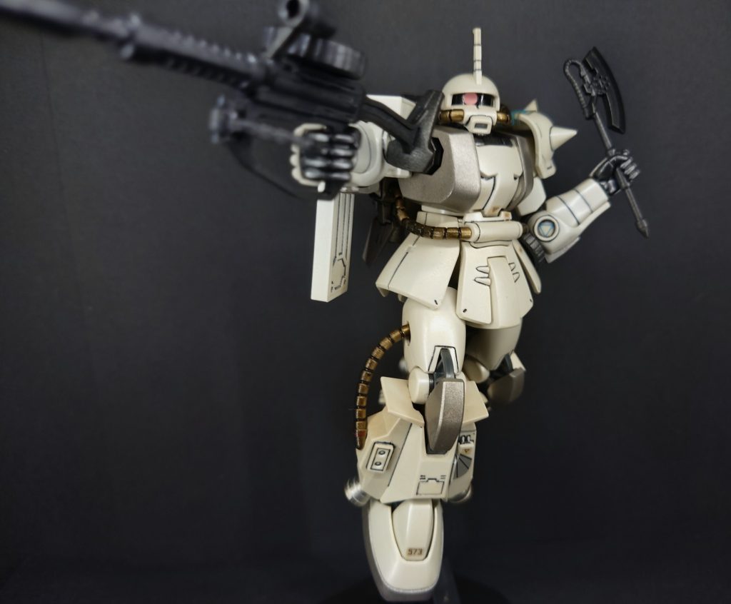 また、『虹霓』においてはレビル将軍脱走においての不備を問われ、一時期的にキシリア・ザビの率いる突撃機動軍に転属しており、そこでも戦果をあげている。その後、戦時任官ということで規定により士官学校にて士官教育を受けた後、大尉に昇進した。そして宇宙攻撃軍へと転属し、ソロモンの防衛隊長兼ドズルの親衛隊隊長となった。