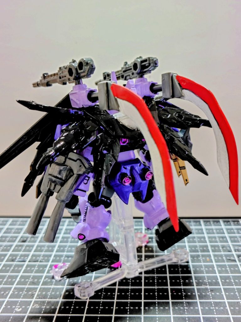 結構色んなパーツを肩、足、シールド、アーマーに切って各部に貼り付けてあります⊂⁠(⁠・⁠▽⁠・⁠⊂⁠)