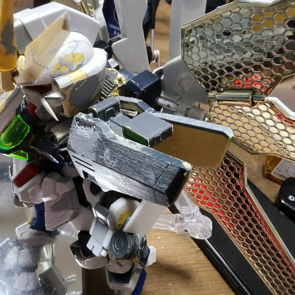ついにギミック全て再現完了！腕、脚カバー展開とフィンも展開可能についでにシールドもマウントできるように肩のスコープはHGから流用で（3枚目）