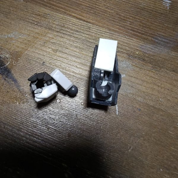 ついにギミック全て再現完了！腕、脚カバー展開とフィンも展開可能についでにシールドもマウントできるように肩のスコープはHGから流用で（5枚目）