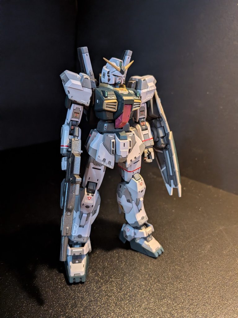 写真だと明るいですが、実物はもっとグレーにみえます。