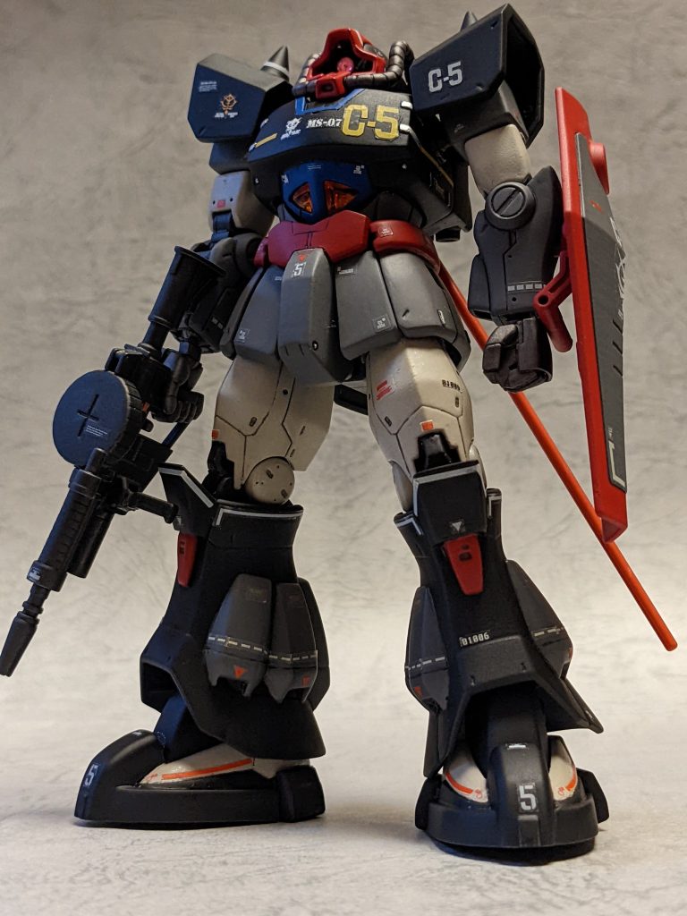 あおりからの一枚。分かりづらいですがシールドの裏は赤一色で昔のガンダムの盾みたいになってます。