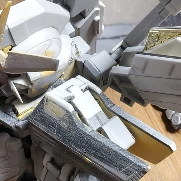 ギミック完成といいましたが…どうにも気に食わなかったので肩を作り直しました&nbsp;2ミリプラ板に1ミリ針金でヒンジを自作しHG1/144のスコープを貼り付けました。畳むことで前から見えなくなるようにしてあります。また、横からも見えないようにプラ板を貼り付けてます。ダクトか何か貼り付けてディテールは増やす予定（3枚目）