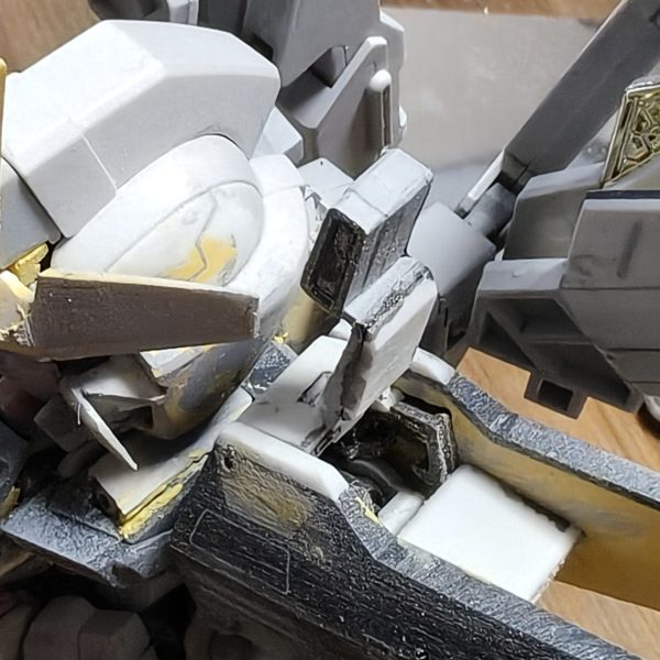 ギミック完成といいましたが…どうにも気に食わなかったので肩を作り直しました&nbsp;2ミリプラ板に1ミリ針金でヒンジを自作しHG1/144のスコープを貼り付けました。畳むことで前から見えなくなるようにしてあります。また、横からも見えないようにプラ板を貼り付けてます。ダクトか何か貼り付けてディテールは増やす予定（4枚目）