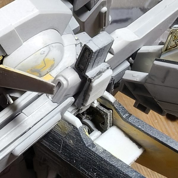 ギミック完成といいましたが…どうにも気に食わなかったので肩を作り直しました&nbsp;2ミリプラ板に1ミリ針金でヒンジを自作しHG1/144のスコープを貼り付けました。畳むことで前から見えなくなるようにしてあります。また、横からも見えないようにプラ板を貼り付けてます。ダクトか何か貼り付けてディテールは増やす予定（5枚目）