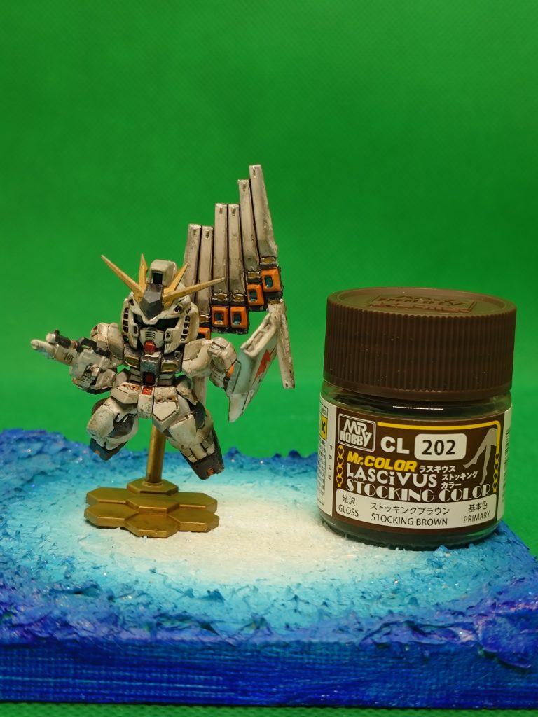 サイズ比較ジオン系に比べるとガンダム系は地獄だ・・でもコックピットや腰の赤い部分にスラスター？のオレンジもしっかりし造型されているのが驚き