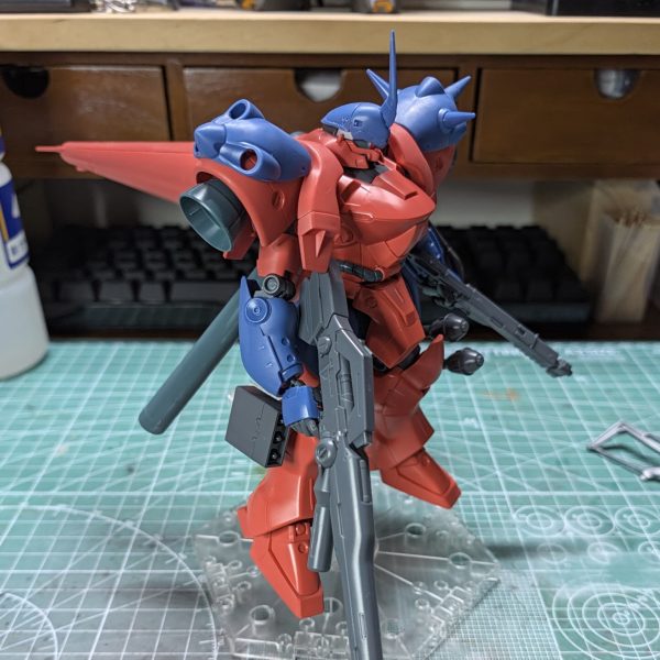 武装を仮り付けしてみたけど、シンプルにビームライフルだけでもいい気が一応シーマ艦隊の生き残りが暗礁宙域で宇宙海賊に…というif設定奪った装備を雑に装備させるのもいいなぁと思ったりネオジム仕込んで気軽に換装できるようにするかな（2枚目）